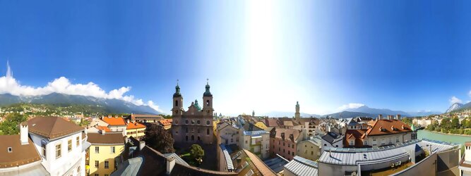 Stadt Urlaub Innsbruck - Seit über 500 Jahren thront das Bauwerk zwischen mittelalterlichen Häusern und schattigen Laubengängen. Sein Erbauer Kaiser Maximilian genoss den Ausblick: Er beobachtete das bunte Treiben in seiner Stadt, schaute Rittertournieren zu und ließ sich huldigen.