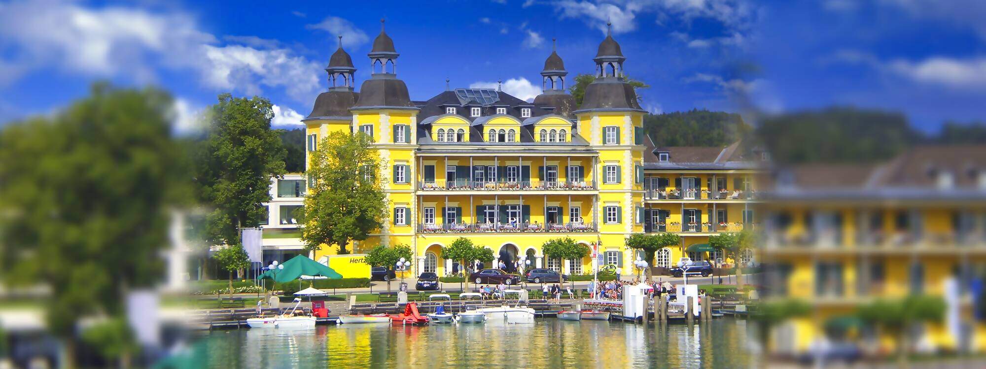 Ein Schloss am Woerthersee in Kaernten - Oesterreich